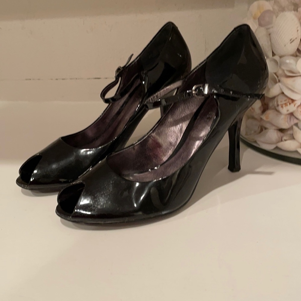 Nine West size 8 patent leather open toe pump
